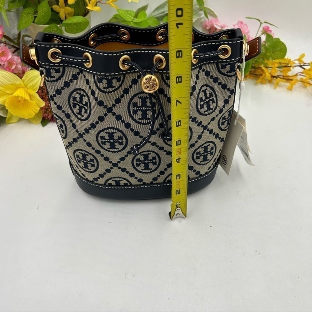 Women’s Tory Burch, T monogram bucket bag, dark navy blue. - Picture 5 of 6